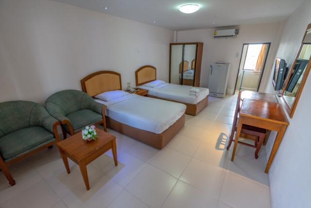Golden House Service And Apartment Rayong Bagian luar foto